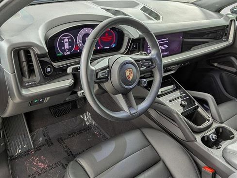 Certified 2025 Porsche Cayenne image 4