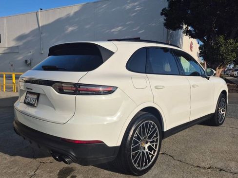 Used 2022 Porsche Cayenne Platinum Edition image 4