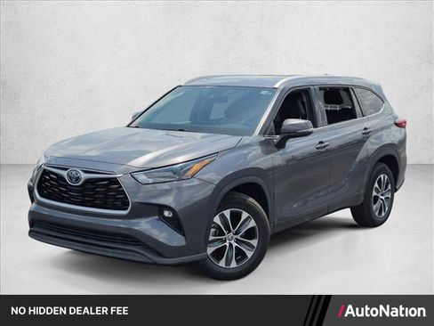 Used 2022 Toyota Highlander XLE FWD image 1
