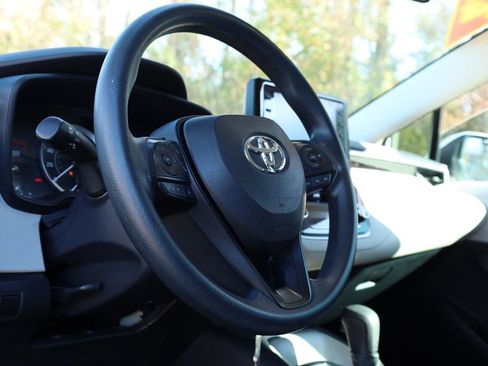 Used 2022 Toyota Corolla LE image 5