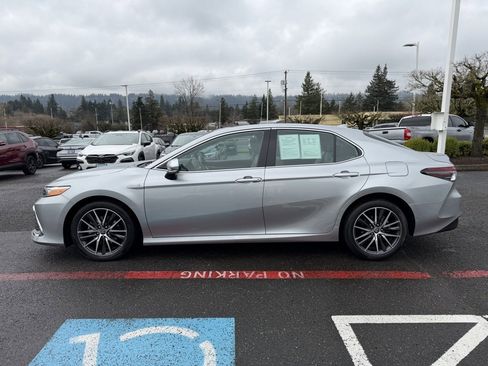 Used 2021 Toyota Camry XLE w/ Navigation Upgrade Package image 5