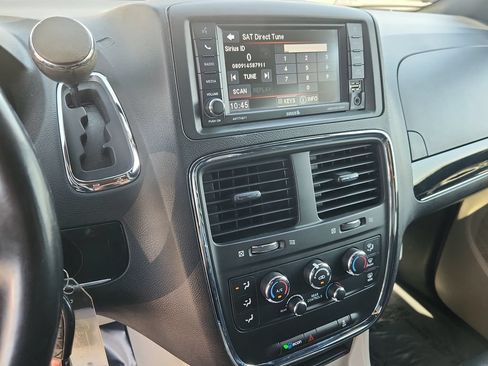 Used 2019 Dodge Grand Caravan SXT FWD image 22