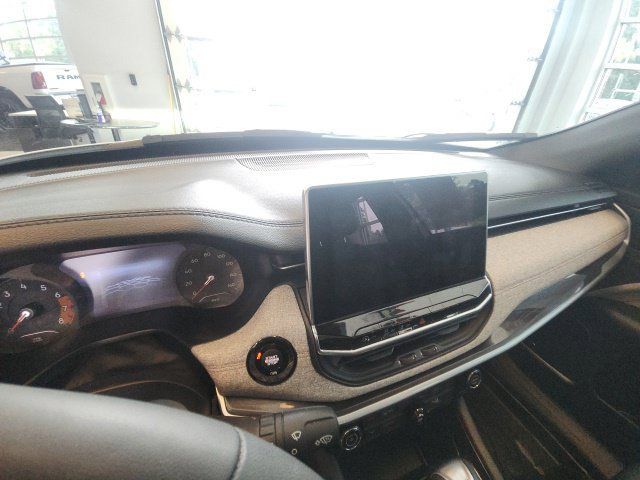 Used 2023 Jeep Compass Latitude w/ Sun and Sound Group AWD/4WD image 22