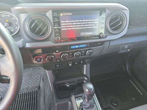 Used 2022 Toyota Tacoma TRD Off-Road AWD/4WD image 4