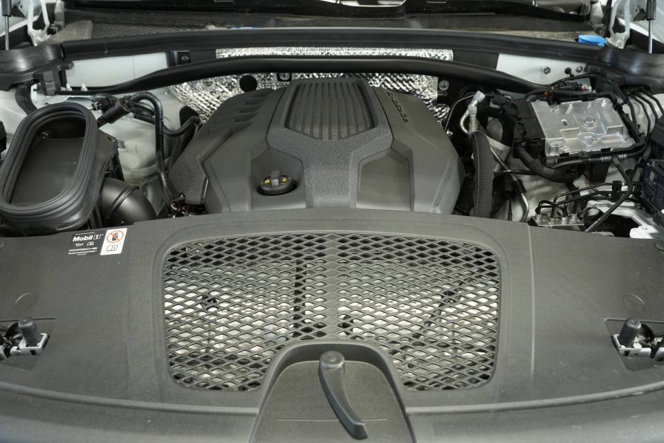 Certified 2025 Porsche Macan AWD/4WD image 30