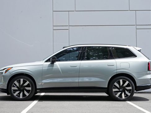 Used 2025 Volvo EX90 Ultra AWD/4WD image 9