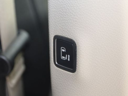 Used 2018 Chrysler Pacifica Touring-L FWD image 13