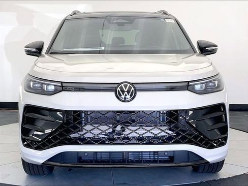 New 2026 Volkswagen Tiguan SE R-Line image 3