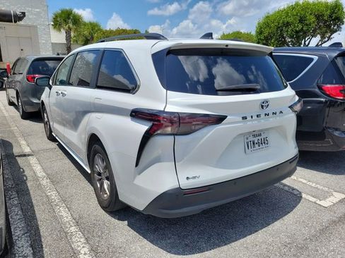 Used 2025 Toyota Sienna XLE FWD image 4