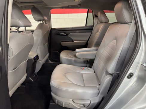 Used 2021 Toyota Highlander XLE FWD image 16