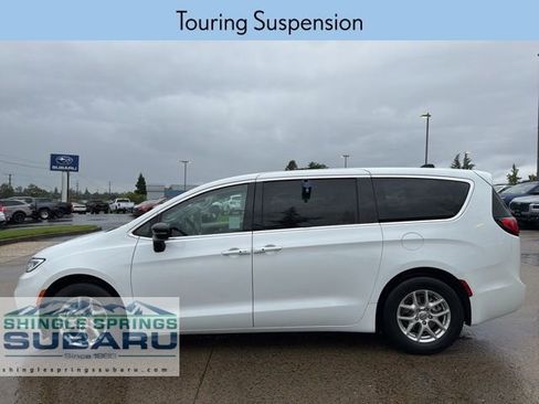 Used 2024 Chrysler Pacifica Touring-L image 7