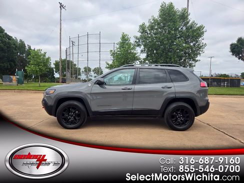 Used 2019 Jeep Cherokee Trailhawk w/ Cold Weather Group AWD/4WD image 1
