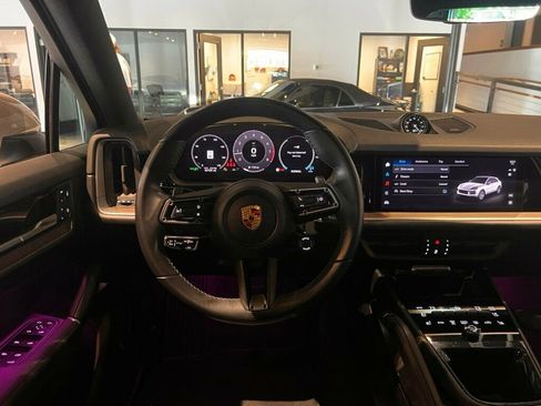 Used 2024 Porsche Cayenne Coupe AWD/4WD image 17