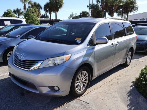 Certified 2017 Toyota Sienna XLE image 1