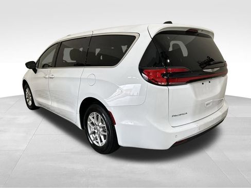 Used 2025 Chrysler Pacifica Select image 3