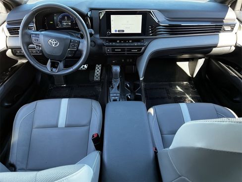 Used 2025 Toyota Camry SE image 9