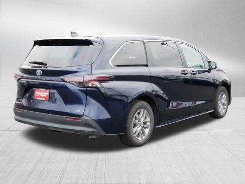 Used 2025 Toyota Sienna LE image 7
