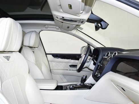 Used 2017 Bentley Bentayga image 27
