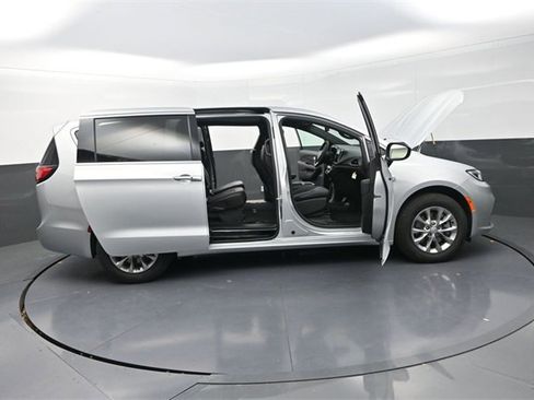 New 2026 Chrysler Pacifica Select image 32