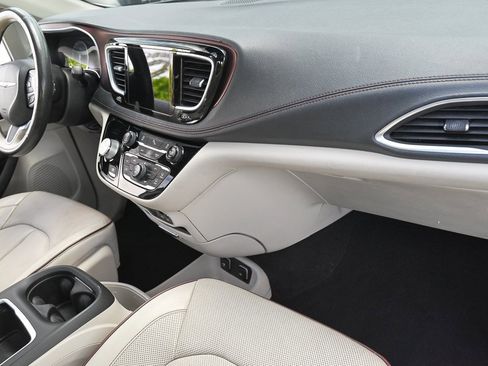 Used 2020 Chrysler Pacifica Limited image 21
