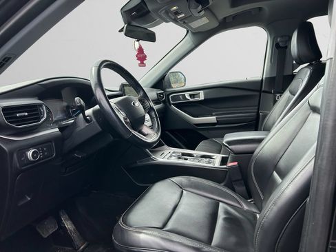 Used 2022 Ford Explorer XLT w/ Equipment Group 202A AWD/4WD image 11