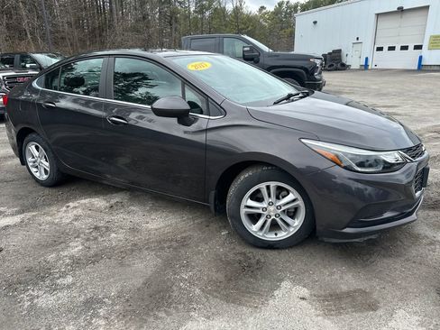 Used 2017 Chevrolet Cruze LT w/ Convenience Package image 7