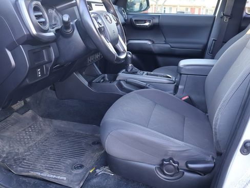 Used 2017 Toyota Tacoma TRD Sport image 4