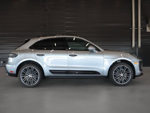 Used 2025 Porsche Macan image 11