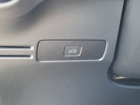 Certified 2023 Volvo XC40 B5 Plus w/ Protection Package Premier image 17