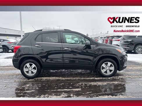 Used 2019 Chevrolet Trax LT w/ LT Convenience Package image 4