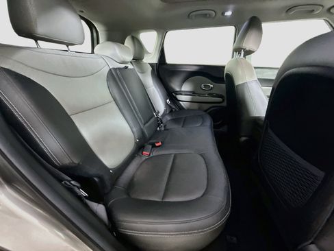 Used 2017 Kia Soul + w/ Primo Package FWD image 27