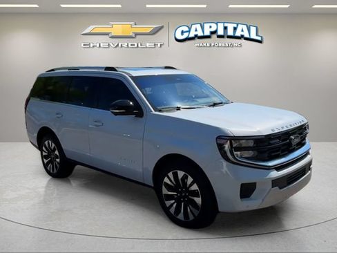 Used 2025 Ford Expedition Platinum w/ Driver's Package AWD/4WD image 7
