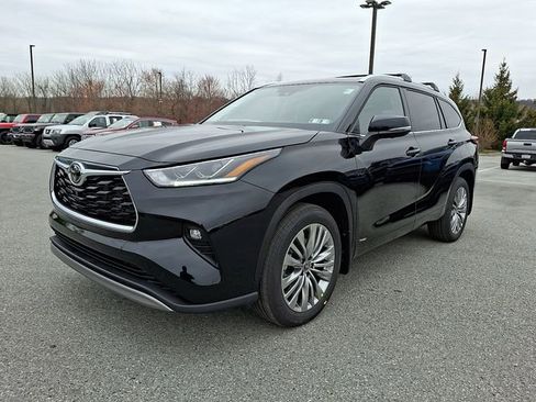 New 2026 Toyota Highlander Platinum image 2