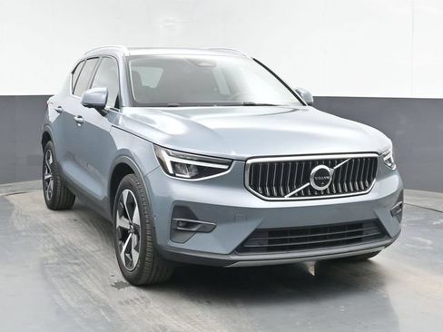 Used 2023 Volvo XC40 B4 Ultimate FWD image 2