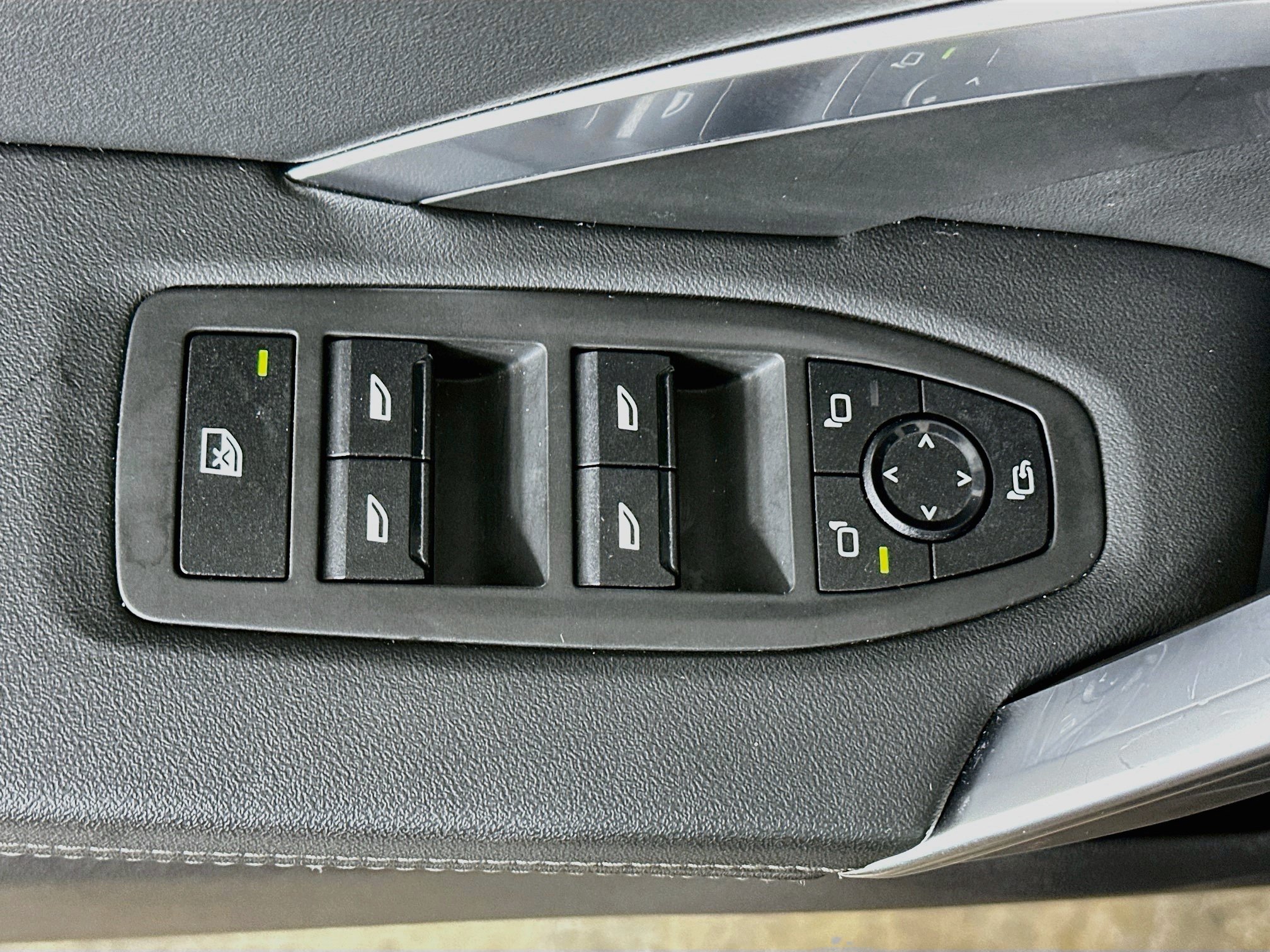 Used 2026 BMW X2 xDrive28i AWD/4WD image 15