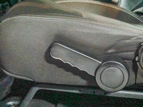 Used 2016 Jeep Wrangler Unlimited Rubicon w/ Connectivity Group image 23