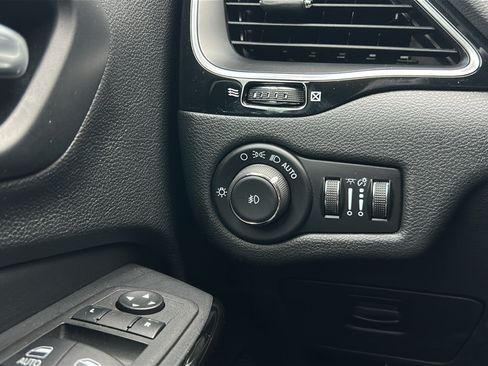 Used 2021 Jeep Cherokee Latitude Plus FWD image 30