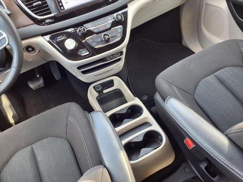 Certified 2024 Chrysler Voyager LX image 21