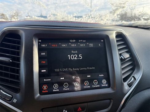 Used 2019 Jeep Cherokee Trailhawk image 17