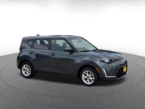 Used 2025 Kia Soul LX w/ LX Technology Package FWD image 2