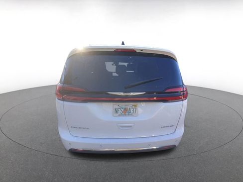Used 2023 Chrysler Pacifica Limited image 6