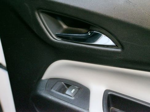 Used 2019 Chevrolet Equinox LS w/ LS Convenience Package FWD image 13