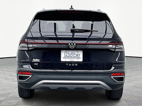 Used 2025 Volkswagen Taos SE image 4
