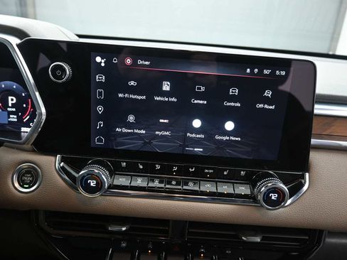 Used 2023 GMC Canyon Denali image 14