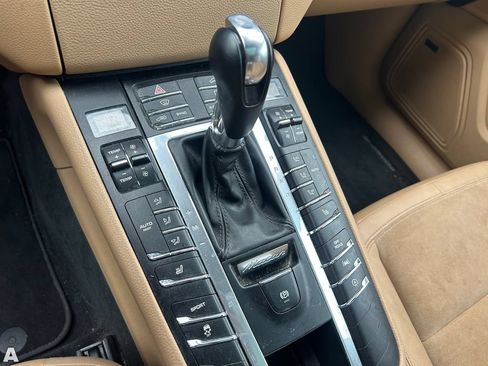 Used 2018 Porsche Macan AWD/4WD image 6