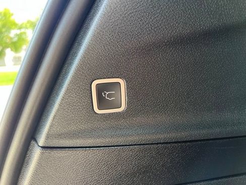 Used 2026 Chrysler Pacifica Limited FWD image 25