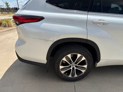 Used 2022 Toyota Highlander XLE FWD image 7