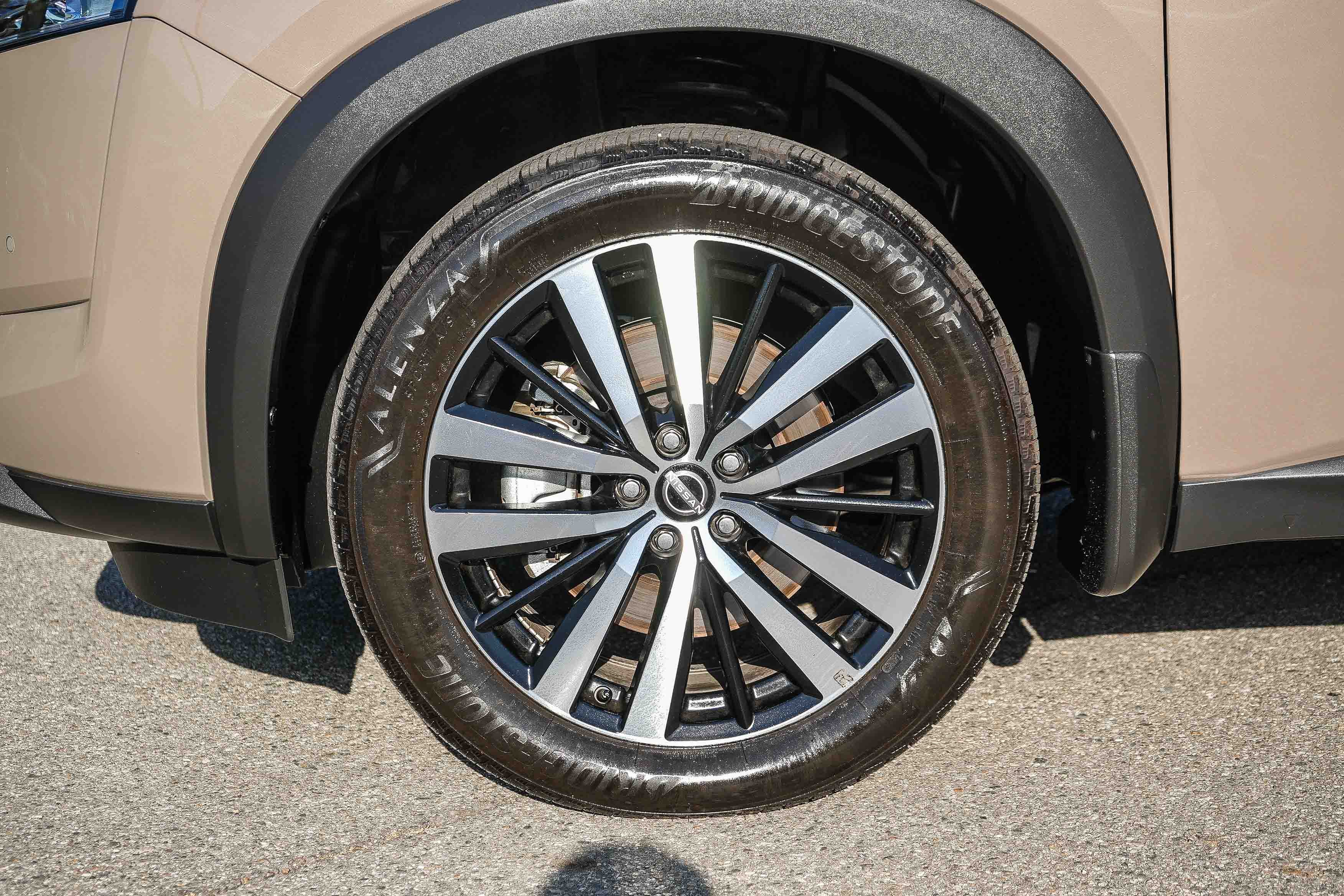 Used 2025 Nissan Pathfinder Platinum FWD image 11