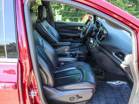 Used 2020 Chrysler Pacifica Limited image 17