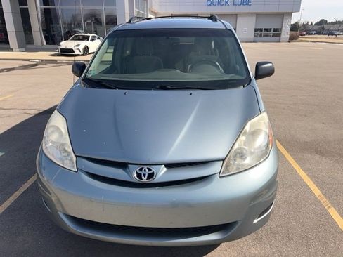 Used 2010 Toyota Sienna LE image 2